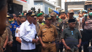 Inilah gaya Bupati GS (baju putih) yang sering didemo transparansi anggaran