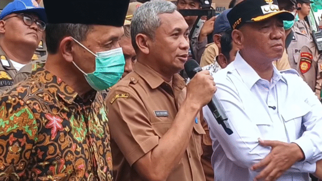 demo 6/10 Plt Dinas PUPR Agus Sulistono (tengah)